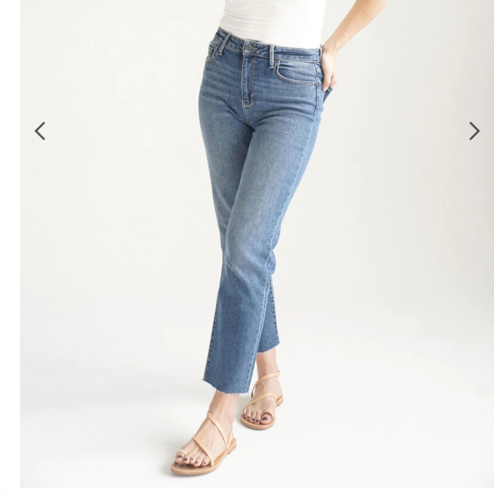 Carly Jean los Angeles Chrissy straight leg jeans closet is BOGO 💋